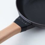 Staub Round Cast Iron Frying Pan 26cm - Image 4